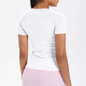 Dettaglio della maglia sportiva bianca senza cuciture con trama jacquard traspirante