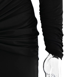 Vue détaillée de la robe noire élégante avec taille froncée et tissu plissé texturé
