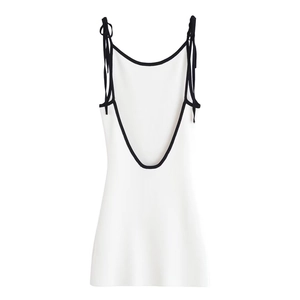 Robe en tricot dos nu avec bordures contrastées blanches et noires sur fond blanc
