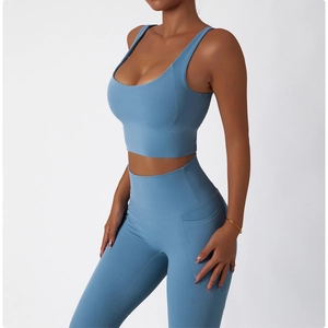 Détail de l'ensemble yoga taille haute et soutien-gorge avec poche latérale pratique