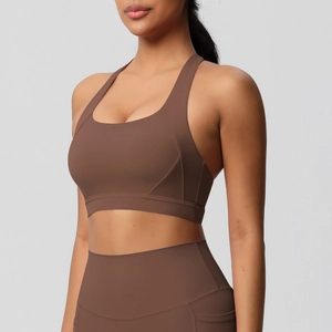 Close-up van de chocoladebruine yoga sportbeha en legging met hoge taille en stof