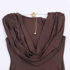 Sexy braunes ärmelloses Kleid mit gerafftem V-Ausschnitt und goldenen Rosenketten