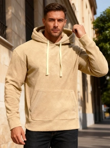 Felpa da uomo in pile con tasca a marsupio e stile urbano in luce naturale all'aperto