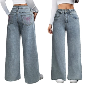 Lichtblauwe high waist wide leg jeans met roze strikborduursel op de achterzakken