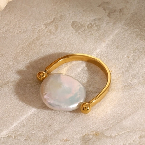 Vue macro d'une bague ouverte dorée avec une grande perle baroque irrégulière