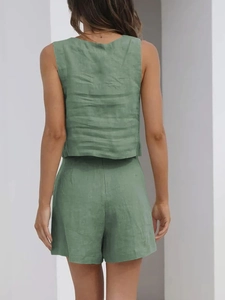 Vue arrière d'un ensemble en lin vert avec un crop top sans manches et un short assorti