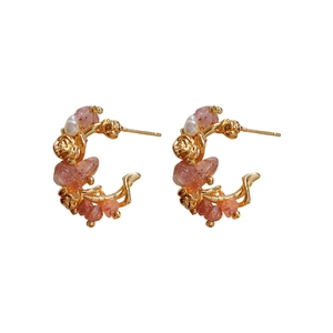Gold-plated C-shape earrings with strawberry quartz, pearls and rose texture