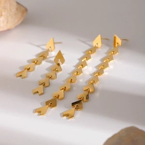 Macro di orecchini a goccia asimmetrici con nappe a forma di spiga di grano in oro 18k
