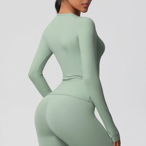 Détail de l'ensemble de yoga ajusté avec tissu brossé élastique et coupe amincissante