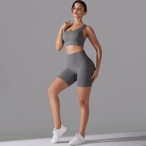 Dettaglio completo completo yoga grigio con reggiseno e pantaloncini a vita alta