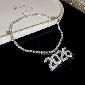 Vista macro della collana d'argento con pendente 2026 decorato con cristalli luminosi