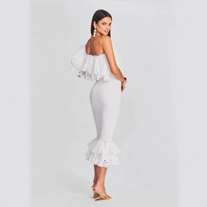 Robe mi-longue blanche asymétrique à smocks avec volants et broderie anglaise chic