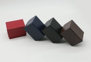 Dettaglio delle scatole regalo per gioielli con trama a grana in quattro colori