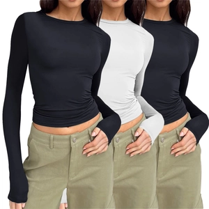 Eng anliegende Damen Langarmshirts mit Rundhalsausschnitt in Schwarz und Weiß