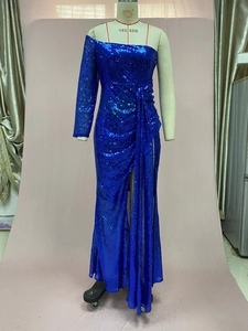 Dettaglio dell'abito da sera in paillettes blu reale con arricciatura in vita e spacco