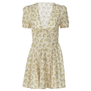Détail d'une robe fleurie à col en V avec fleurs jaunes et un nœud délicat