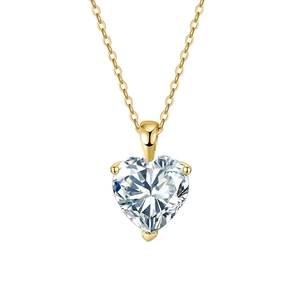 Collier minimaliste en argent S925 avec pendentif cœur en zircone et chaîne dorée sur fond blanc