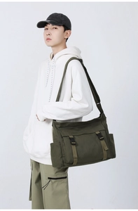 Détail du sac messager en toile vert armée avec doubles boucles et bandoulière réglable