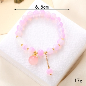 Détail du bracelet en perles de cristal rose, diamètre 6,5 cm et poids 17 g sur socle