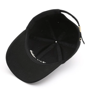 Retro washed cotton baseball cap in black with embroidery and adjustable metal buckle