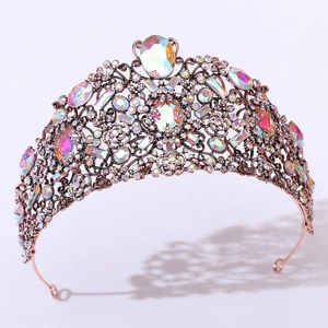 Gros plan détaillé d'un diadème vintage en or rose orné de strass arc-en-ciel scintillants