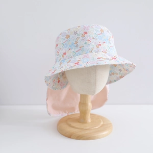 Dettaglio cappello sole bimbi a fiori con protezione per il collo e stampa Happy