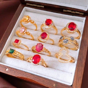 Sammlung von Vintage-Vergoldeten Ringen mit bunten Edelsteinen in einer Schmuckschatulle