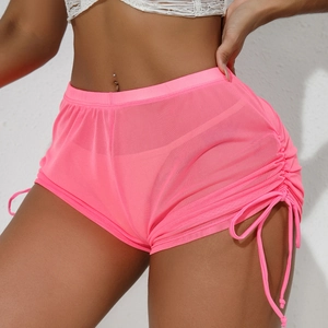 Détail du short en maille rose fluo avec cordon de serrage latéral et taille élastique