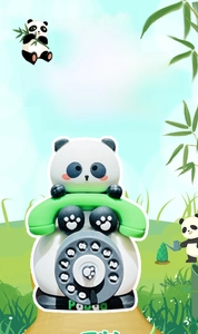 Dettaglio di un portachiavi panda con design rotante di un telefono d'epoca