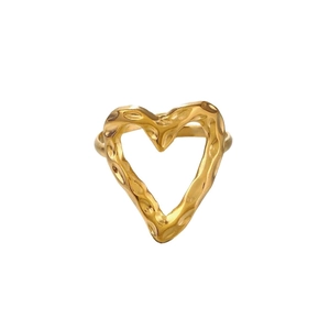 Anello a cuore in oro martellato minimalista con design geometrico aperto e texture
