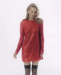 Détails d'une mini robe rouge à paillettes avec broderies scintillantes et manches longues