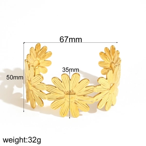 Detailed size measurement of the 18k gold daisy flower stainless steel open bangle