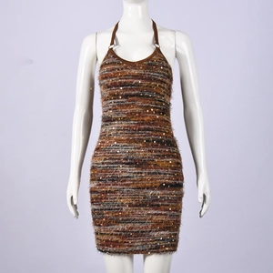 Dettaglio dell'abito in maglia con paillettes che mostra la trama a righe multicolore sul manichino