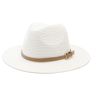 Détail d'un chapeau fedora en paille blanche avec bandeau en cuir brun et boucle dorée