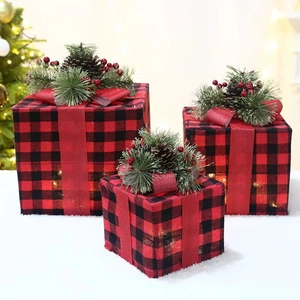 Trois coffrets cadeaux de Noël à carreaux avec pommes de pin et lumières LED