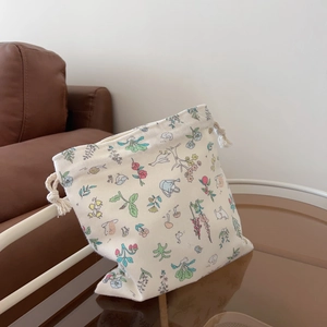 Pochette élégante en coton crème avec cordon de serrage et motifs floraux mignons