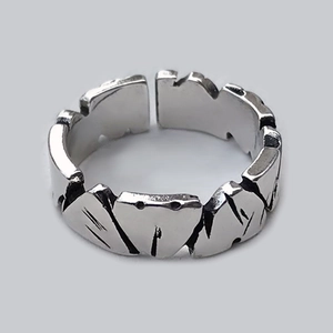 Detalle de anillo de hoja plateado con una textura de piedra irregular y única