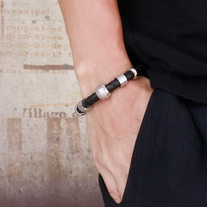Bracelet pour homme en cuir tressé noir 10mm avec perles vintage argentées porté