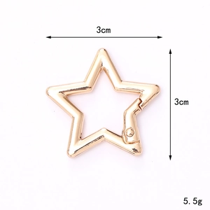 Macro shot of 3x3cm golden star alloy lobster clasp with dimensions and 5.5g weight