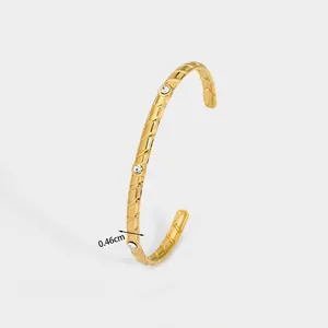 Detail of gold hollow heart bangle showing 0.46cm width and 6.6g weight metrics