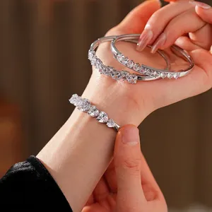 Ensemble de bracelets géométriques en argent avec cœurs en zircon et pierres de luxe