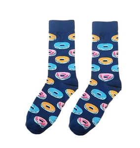 Détail de chaussettes bleues foncées avec motifs de donuts colorés sur fond propre