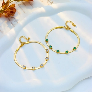 Gold-plated snake chain bracelet with heart-shaped zircon in green and white colors