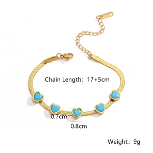 Details des goldene Armbands mit blauen Herzanhängern und Produktabmessungen auf Weiß