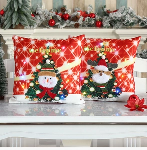Détail de housses de coussin de Noël lumineuses avec broderie LED bonhomme de neige
