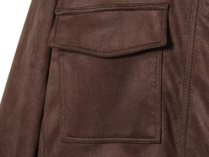 Detailansicht einer dunkelbraunen Jacke aus Wildlederimitat mit Tasche und feinen Nähten