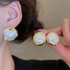 Eleganti orecchini a cuore in oro 16K con perle e intarsio in resina bianca