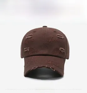 Nahaufnahme einer braunen Vintage-Baseballkappe aus Baumwolle mit Nefarious-Stickerei