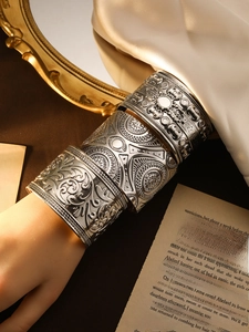 Detailansicht böhmischer Armreif in Vintage-Silber mit kunstvollen Reliefmustern und Gravur
