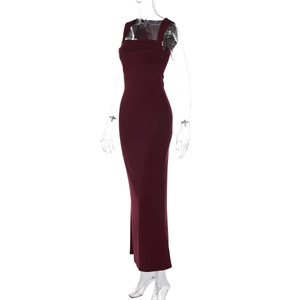 Détail de la robe longue moulante bordeaux en maille avec encolure carrée élégante
